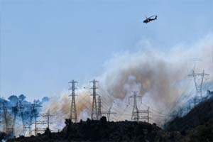 کالیفرنیا؛ گسترش سریع آتش‌سوزی پس از جرقه در دکل برق