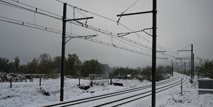 بارش برف در فرانسه برق ۳۰۰ هزار خانه را قطع کرد