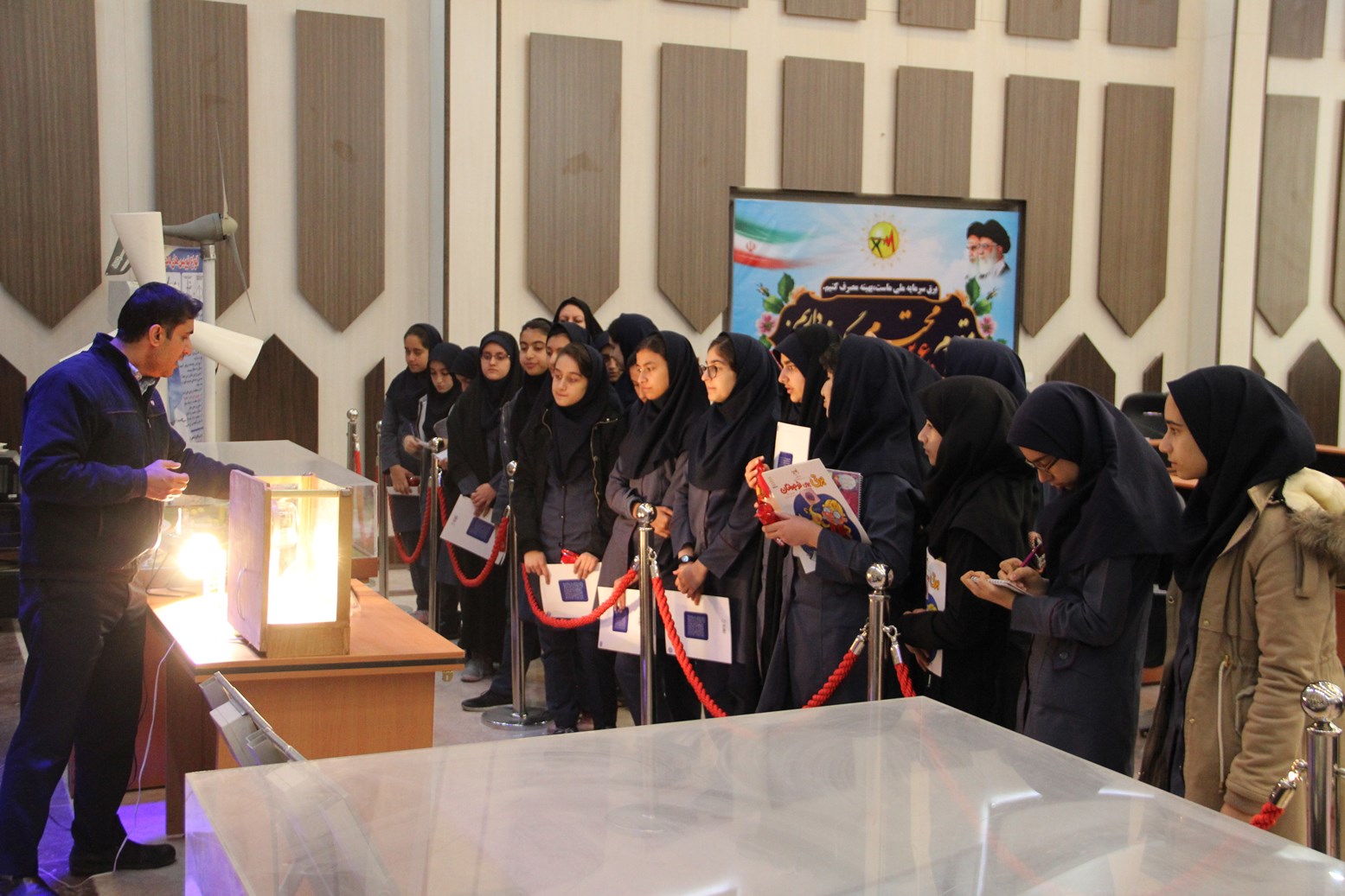 بازدید دانش آموزان از نمایشگاه انرژی های نو در شرکت برق منطقه ای سمنان