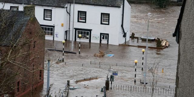 طوفان سیارا اروپا را درنوردید؛ خیابان‌ های انگلیس به رودخانه تبدیل شدند