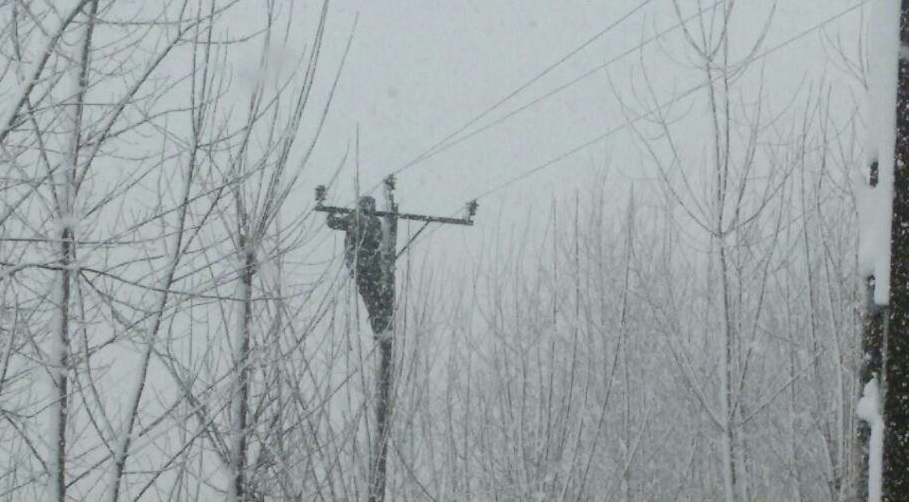 تلاش نیروهای اداره برق در برف و کولاک