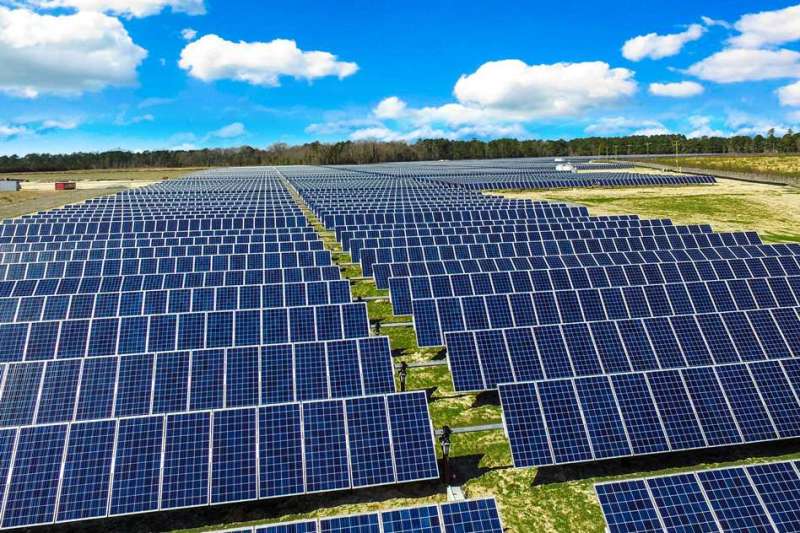 خارجی ها متقاضی احداث نیروگاه خورشیدی ۳۰۰ مگاواتی در یزد هستند