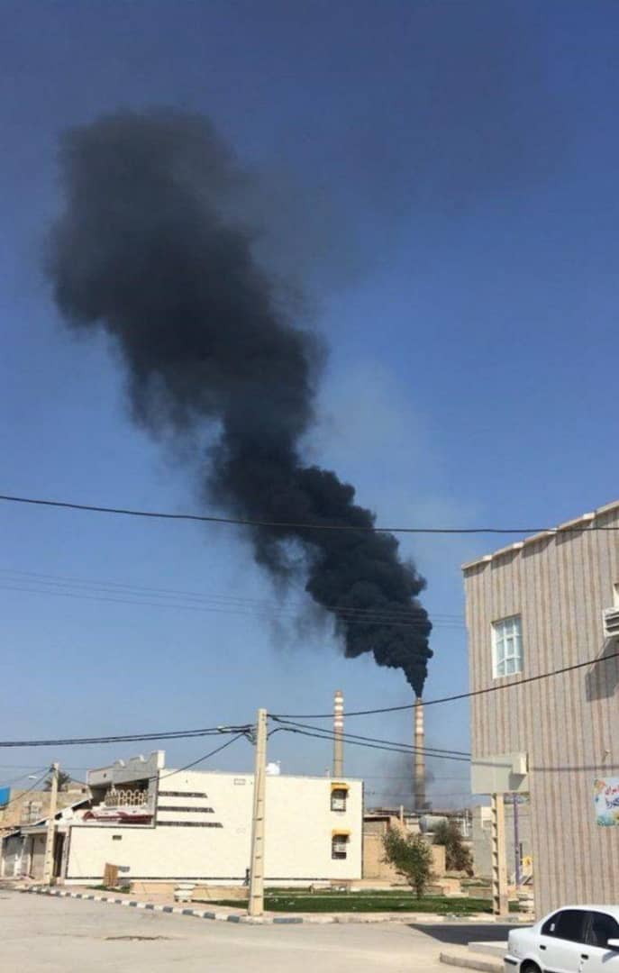 دود سیاه ناشی از استفاده سوخت مایع در نیروگاه رامین اهواز