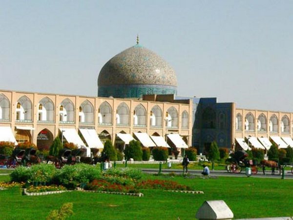 سیم‌کشی‌های غیراصولی میدان تاریخی امام اصفهان را تهدید می‌کند