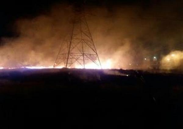 مهار آتش سوزی علف های هرز حریم و حاشیه نیروگاه برق ده عباس اسلامشهر