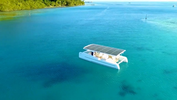 قایقی تفریحی که با استفاده از انرژی خورشید حرکت می‌کند