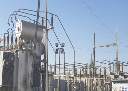 پوشش مدرن سیلیکونی روی مقره‌های برق جنوب سیستان و بلوچستان