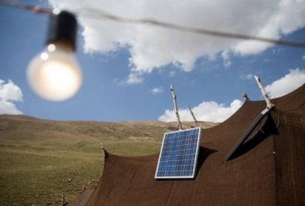 تحویل ۱۲۰۰ دستگاه سامانه قابل حمل برق خورشیدی به عشایر خراسان جنوبی