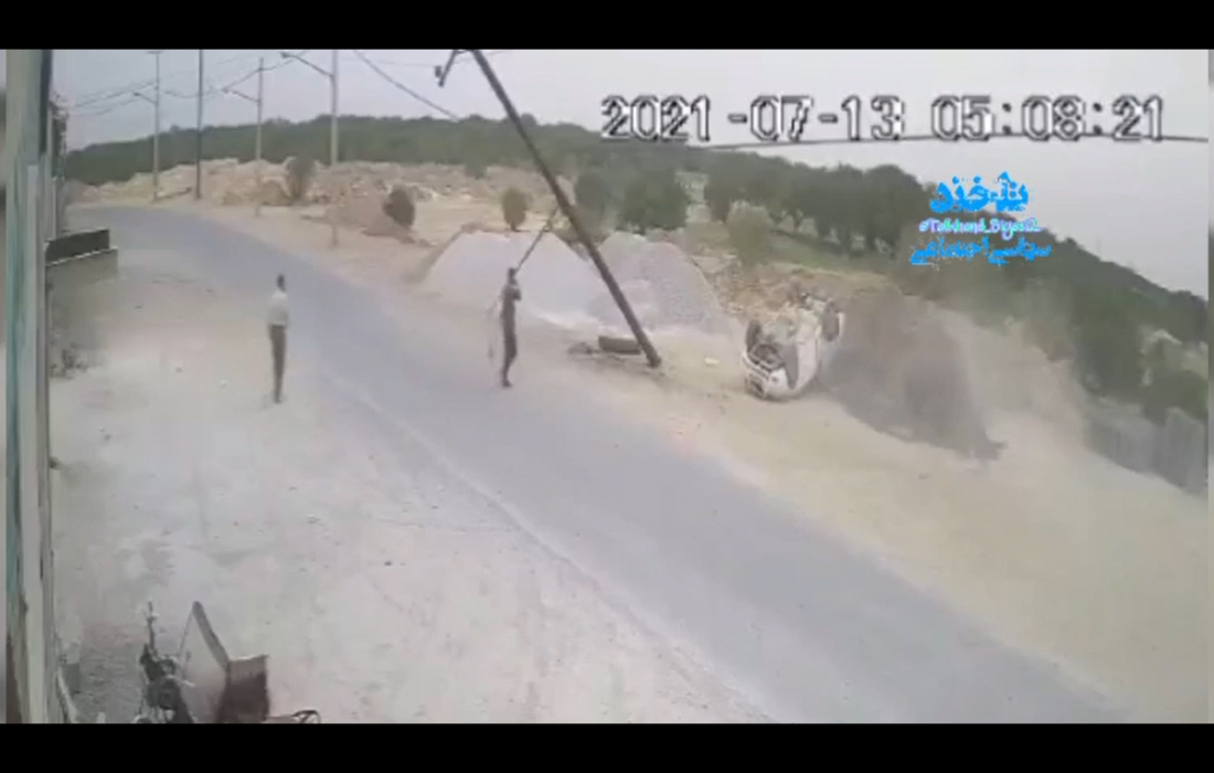 ویدیو تصادف وحشتناک یک خودرو با تیر برق بر اثر سرعت زیاد در یزد