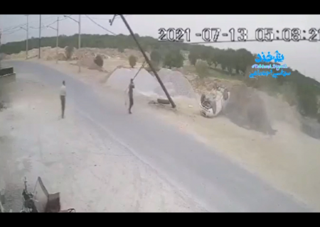 ویدیو تصادف وحشتناک یک خودرو با تیر برق بر اثر سرعت زیاد در یزد