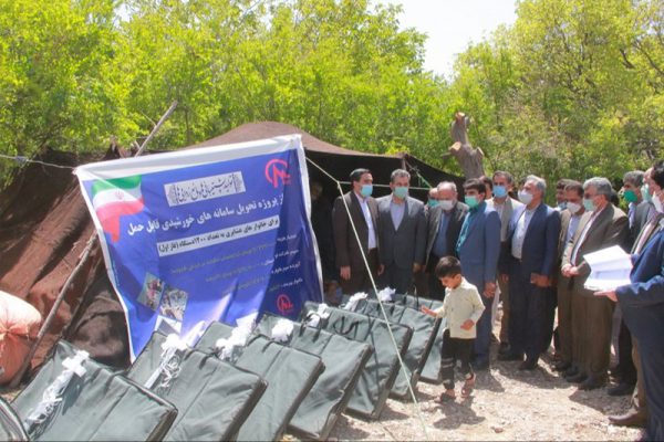 تحویل ۷۴ دستگاه سامانه قابل حمل برق خورشیدی به عشایر شهرستان زیرکوه