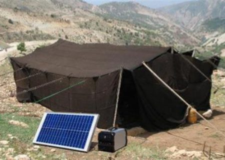 تحویل مرحله دوم سامانه‌های خورشیدی قابل‌حمل به عشایر باغملک خوزستان