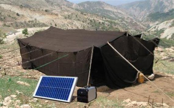 تحویل مرحله دوم سامانه‌های خورشیدی قابل‌حمل به عشایر باغملک خوزستان