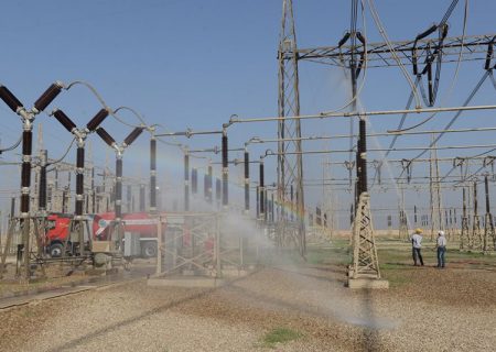 شستشوی بیش از ۹۰ پست برق در خوزستان برای مقابله با ریزگردها