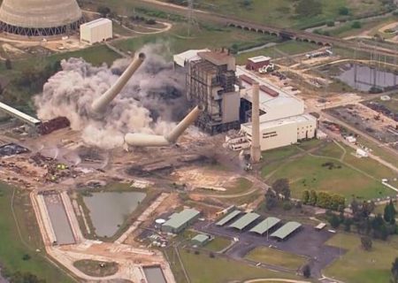 فیلم لحظه تخریب دودکش‌های نیروگاه زغال سنگ