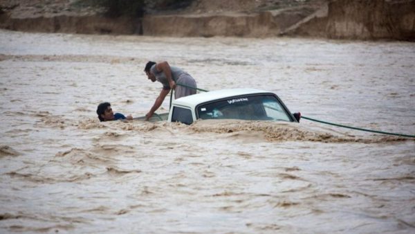 خسارت سیلاب به تاسیسات آب و فاضلاب در جنوب سیستان و بلوچستان/تلاش بی وقفه نیروهای آبفا برای توزیع آب و رفع مشکلات ادامه دارد