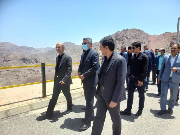 بازدید وزیر نیرو از سد و تصفیه‌خانه نسا در استان کرمان