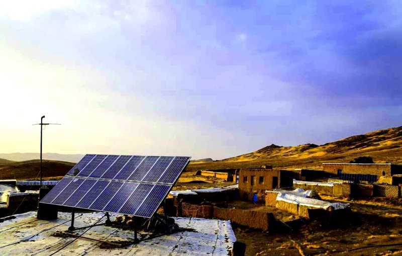 نصب ۱۱۰ هزار سامانه خورشیدی تا پایان سال جاری در تمامی استان‌ها به اتمام می‌رسد/ راه‌اندازی ۲۷۵۰ مگاوات نیروگاه خورشیدی پشت بامی در کشور