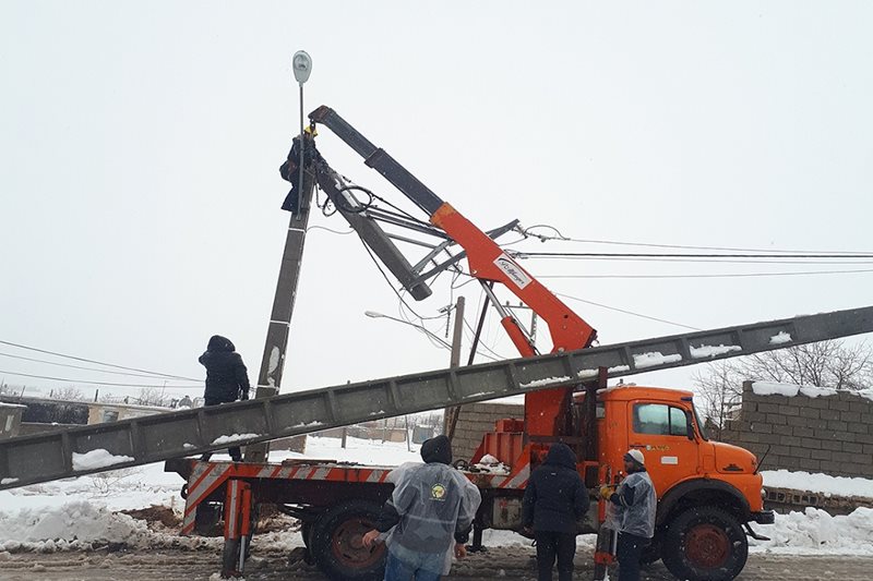 گزارش تصویری/ تلاش نیروهای عملیاتی شرکت توزیع برق چهارمحال و بختیاری برای پایداری شبکه‌ برق‌