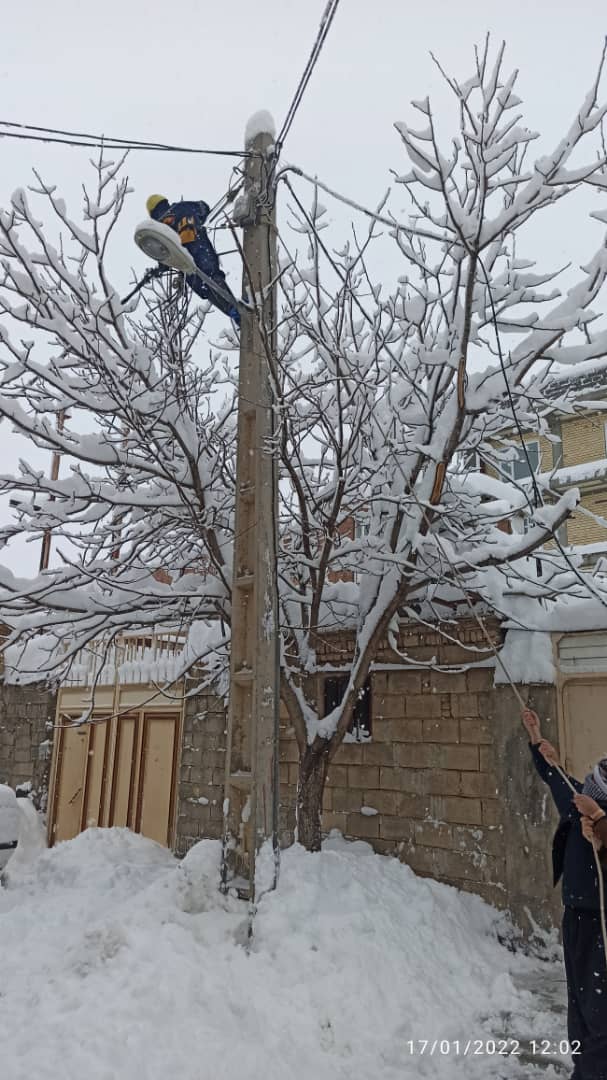 بارش برف سنگین برق ۵۶ روستای کردستان را قطع کرد/ اتصال مجدد شبکه برق ۴۹ روستای استان