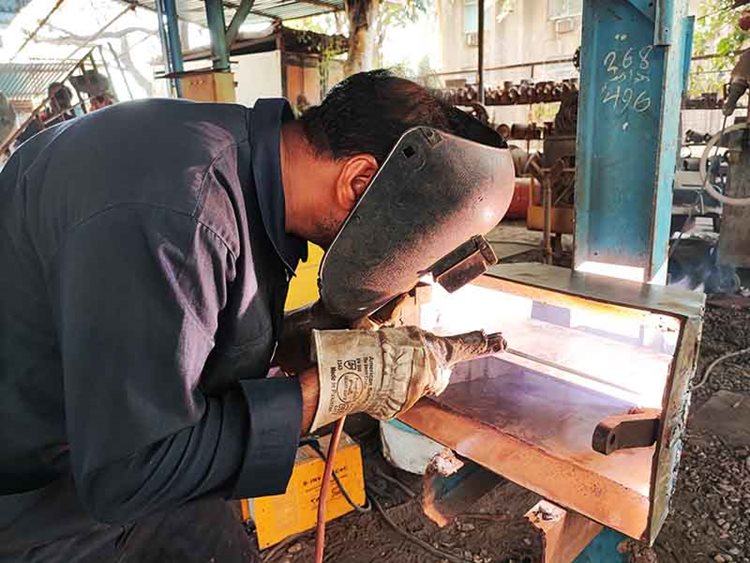 ساخت و بازسازی ۲ هزار قطعه تخصصی در نیروگاه بندرعباس