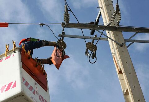 پایدارسازی شبکه برق ۶۷ هزار خانوار روستایی در استان خوزستان/ برق مورد نیاز ۱۴۰۰ خانوار عشایر از طریق پنل‌های خورشیدی تامین شد