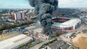 🎥 ویدئو/آتش سوزی نزدیک ورزشگاه ساوت همپتون انگلیس باعث لغو بازی های این ورزشگاه شد