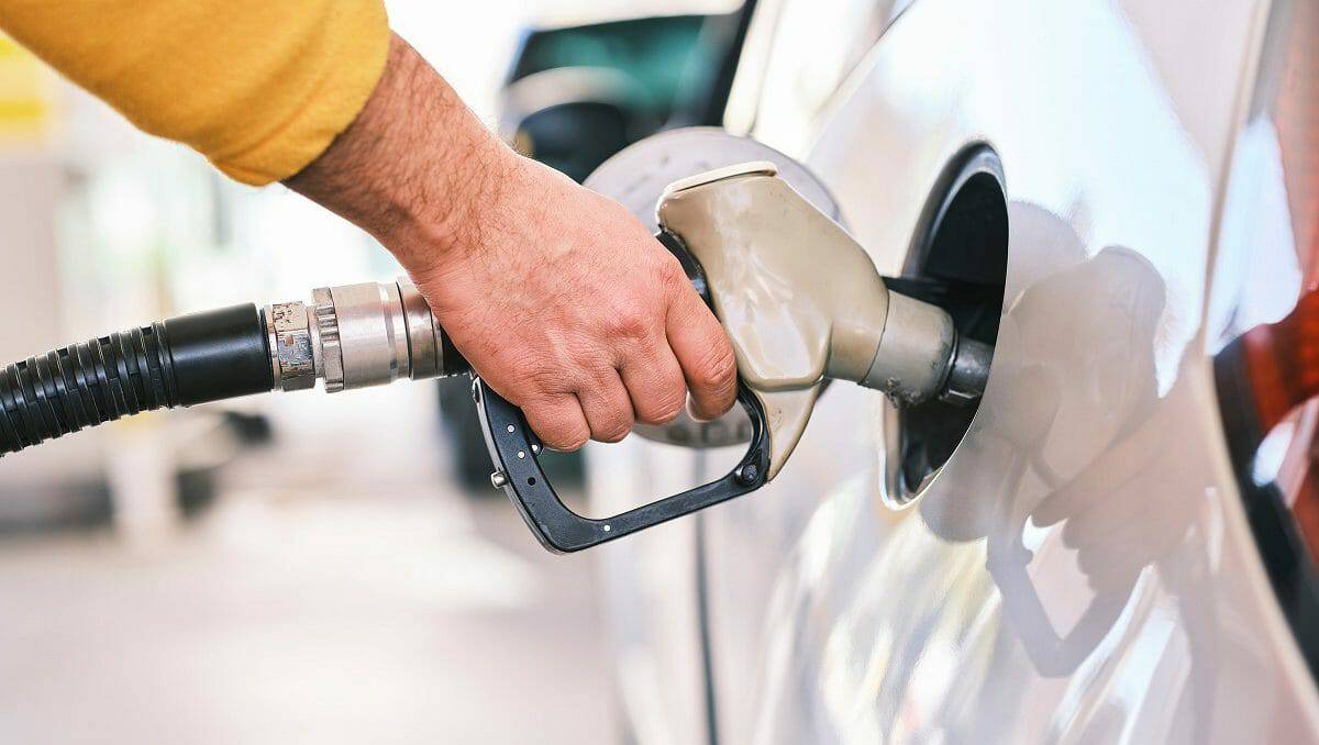 نشانه‌های تصمیم قطعی دولت درباره قیمت بنزین