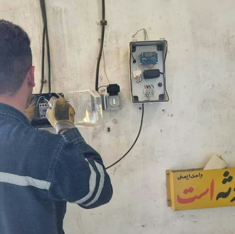 ساخت دستگاه کنترل و هشدار دمای پست‌های ٢٠ کیلوولت در شرکت توزیع نیروی برق استان سمنان