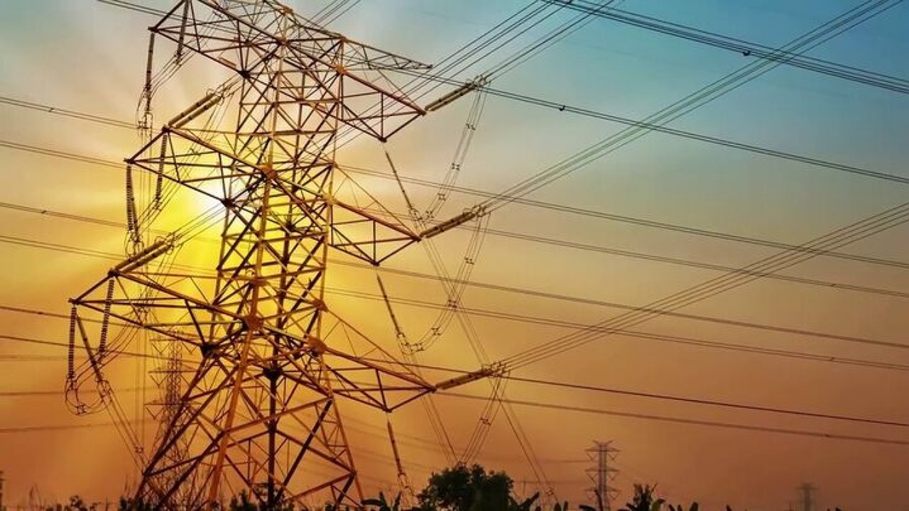 بهینه‌سازی شبکه برق ۴۱ روستا در دولت شهید رئیسی